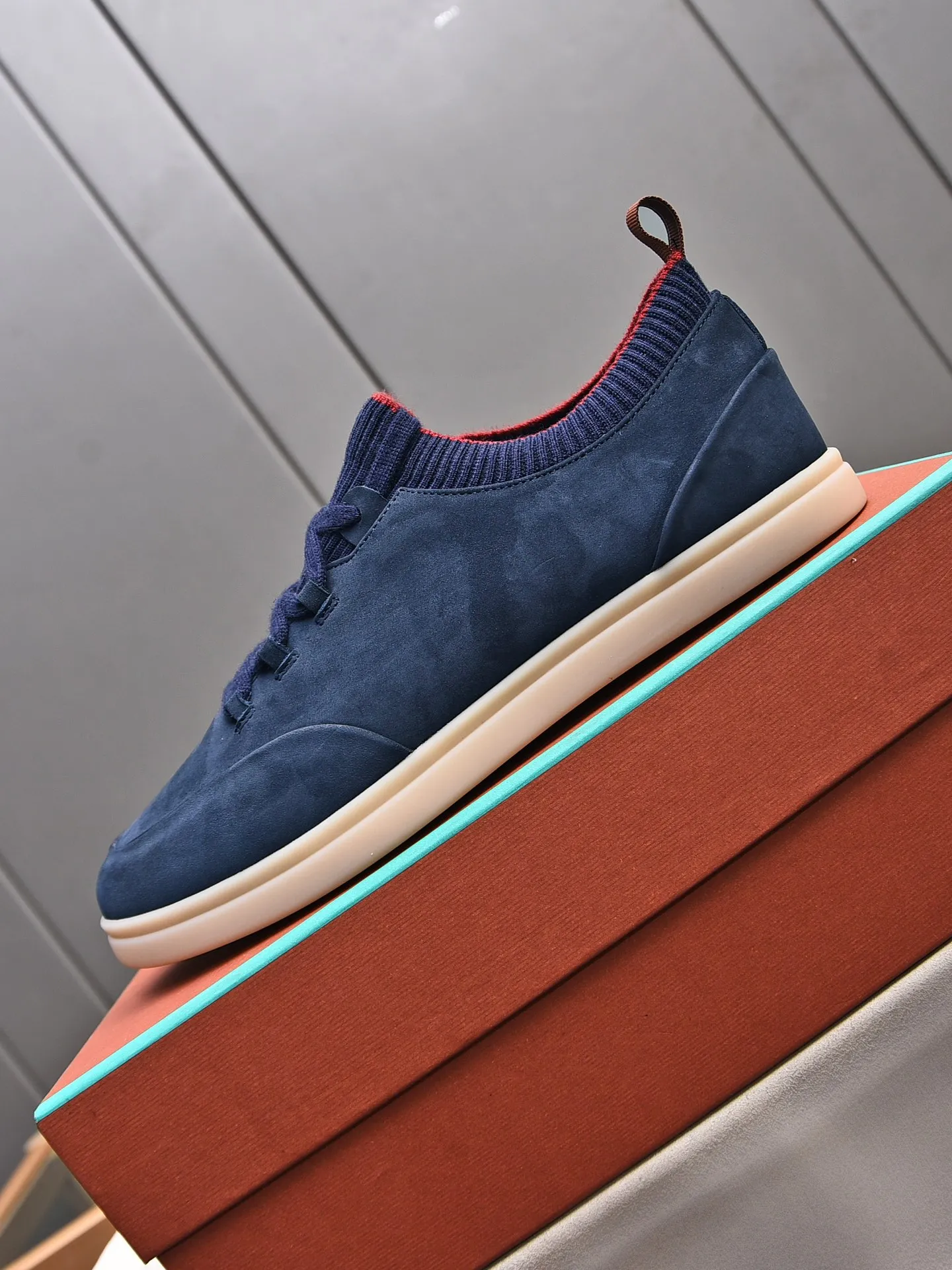 Men's Men's Shoes 💰500 LP's new product Loro Pian* 诺yo* Pianya Soho Walk These casual shoes and loafers are made of first-layer small nubuck cowhide. The texture is light, soft and comfortable. The mouth and tongue are decorated with high-density two-color knitting. The heel is decorated with a Kummel-colored original webbing pull-loop, which presents a unique three-dimensional effect. The unique version narrows slightly in the middle, and is decorated with details of the same material as shoelace eyelets. The original open-molded lightweight TPU rubber sole and spikes enhance traction and stability, and are full of modern aesthetic functional details. The rear is equipped with a cushion pad to enhance wearing comfort. It is sold in a complete package at the counter and is available in multiple colors!  Standard counter code number: 38～44# (45 customized)